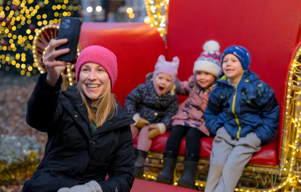 zeidler union square milwaukee holiday lights festival mom with kids