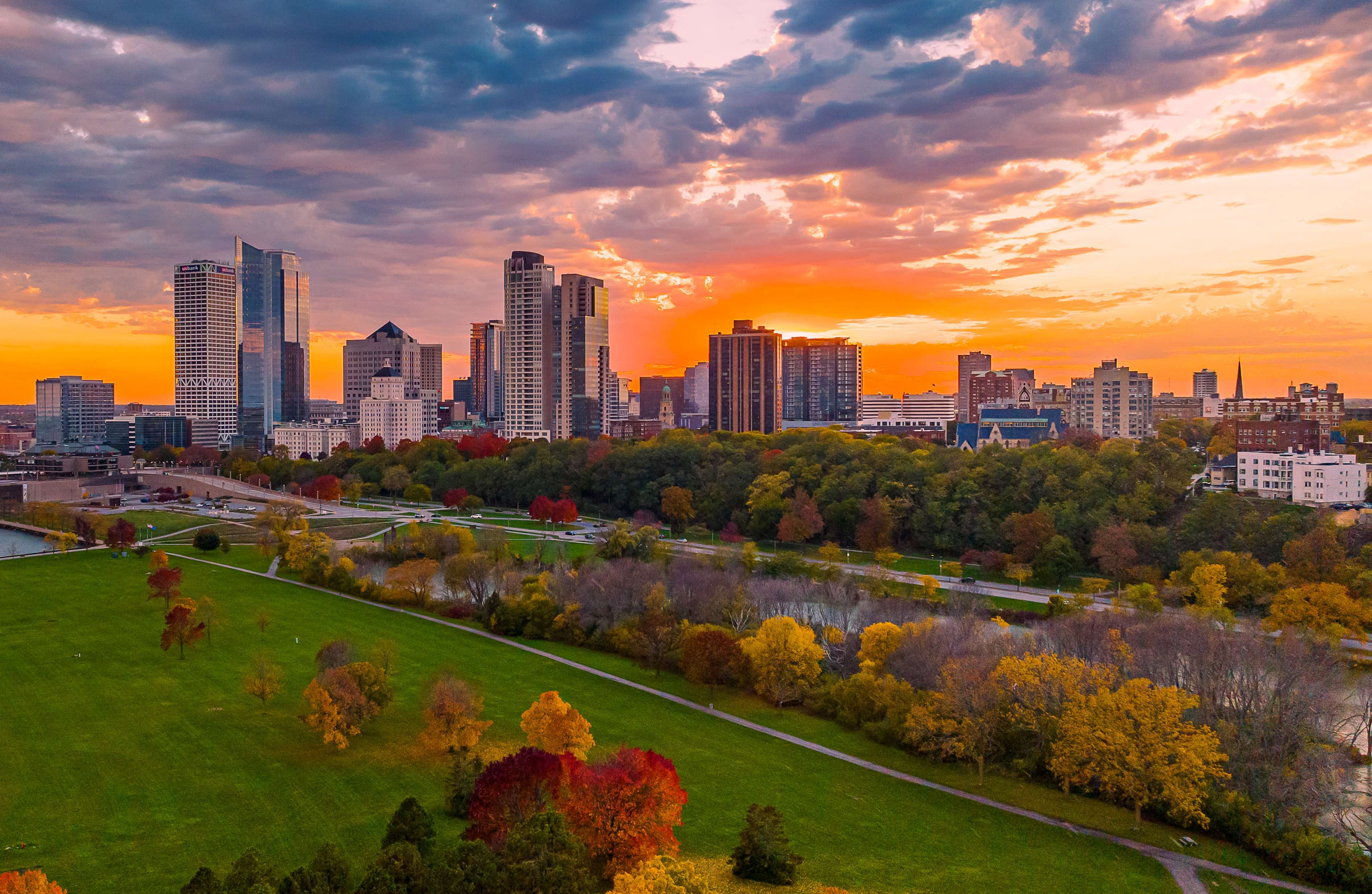 milwaukee skyline lakefront fall