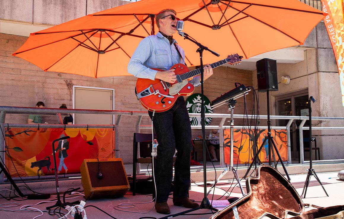 Cole Heinrich Tunes@Noon Milwaukee Downtown