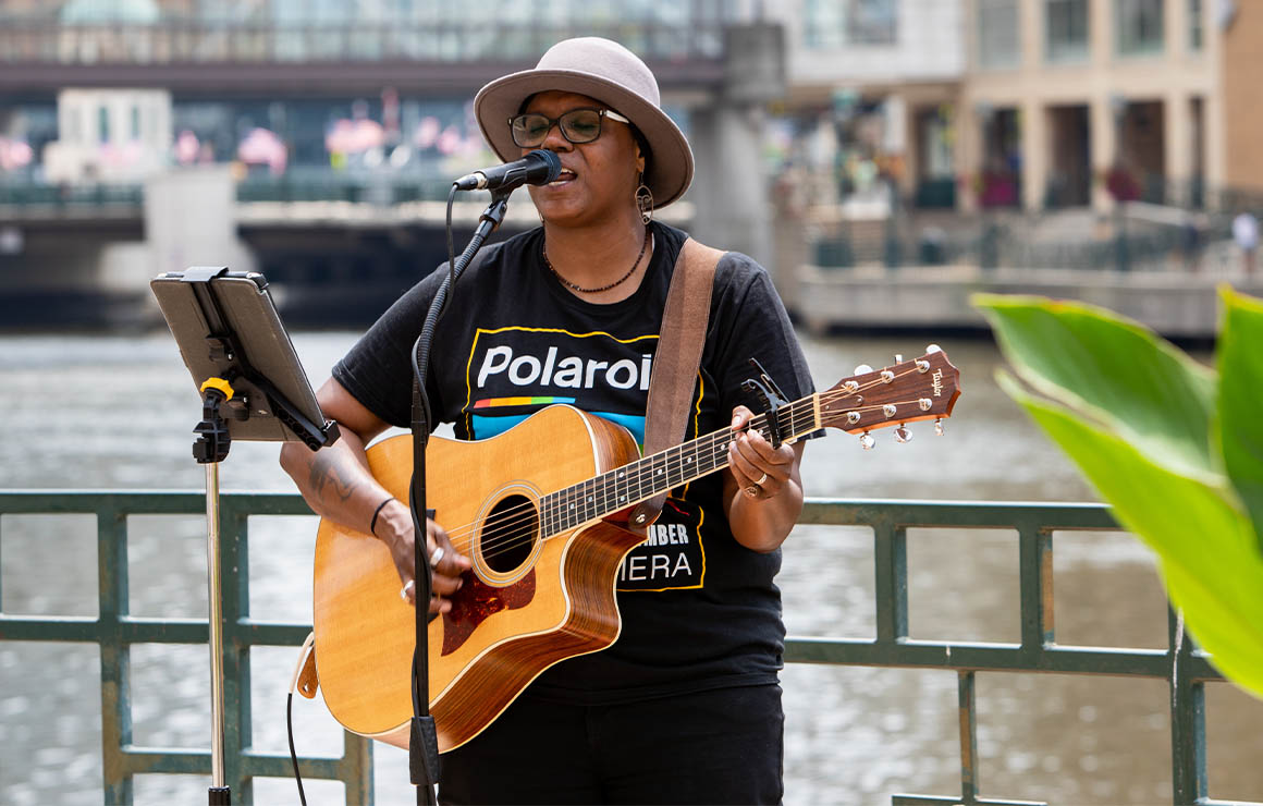 Roxie Beane Tunes@Noon Milwaukee Downtown